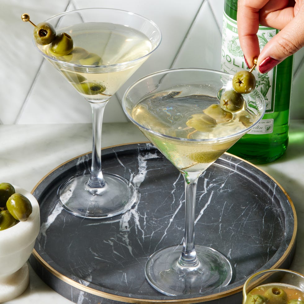 Martini sale classique Martini sale parfait avec gin réfrigéré, vermouth sec et saumure d'olive