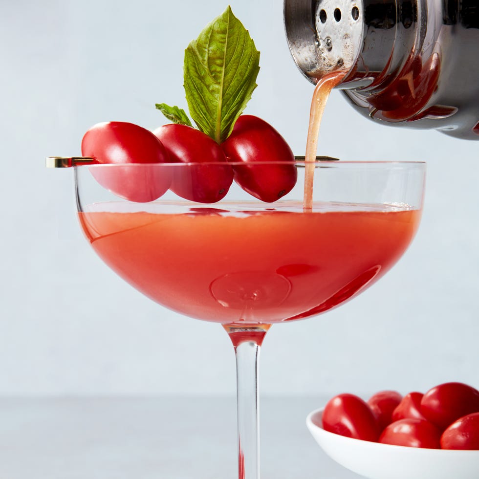 Tomate tini Lunettes à martini avec gin, vermouth infusé à la tomate et feuille de basilic