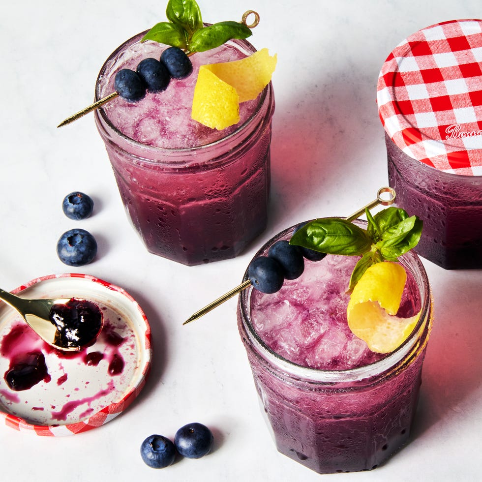 Blueberry Jam Gin Spritz Gin Spriz dans un pot de confiture garni d'une touche de citron et de bleuets