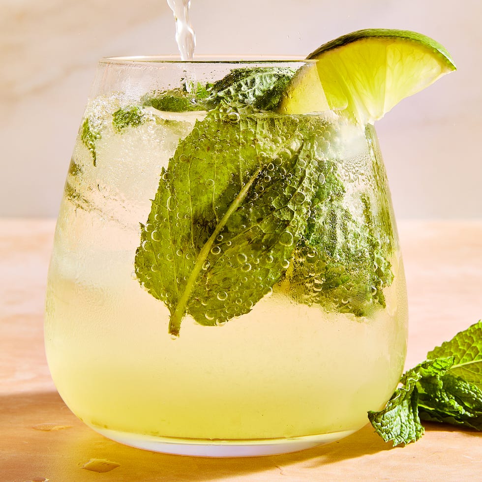 Hugo Spriz Avec des bulles florales, fruitées St St Germain, de citron vert frais, de menthe et de prosecco, c'est l'alternative parfaite et nette aux boissons plus lourdes