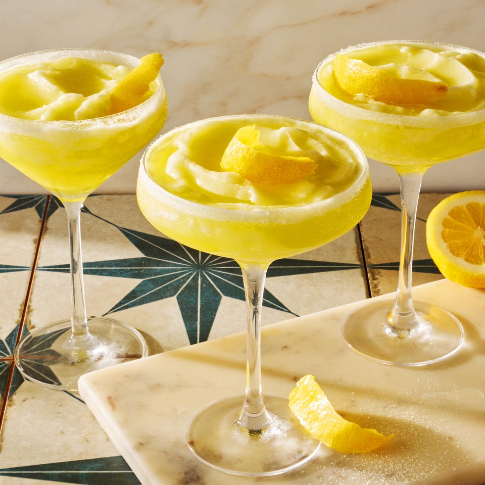 Drop limoncello gelé Cocktail de limoncello surgelé avec une peau de citron
