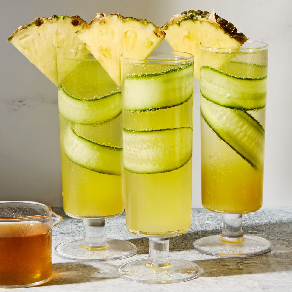 Bikini Bellini concombre dans un jus d'ananas et un cocktail de prosecco garni d'un coin d'ananas