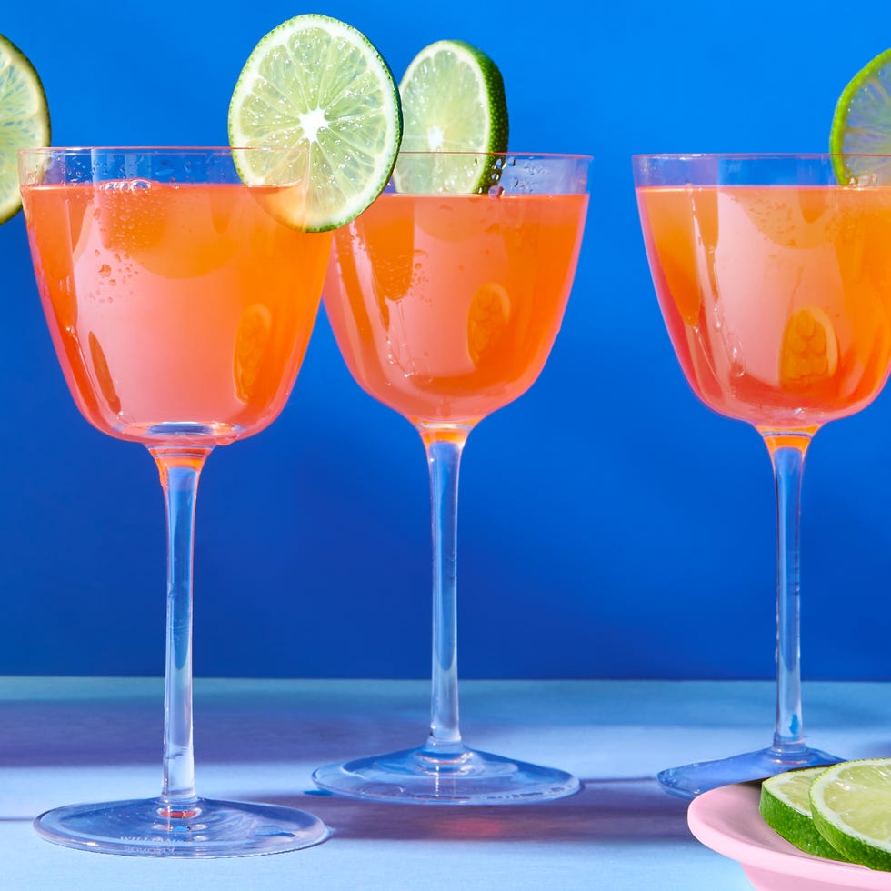 Trois cocktails garnis de tranches de citron vert Trois cocktails garnis de tranches de citron vert
