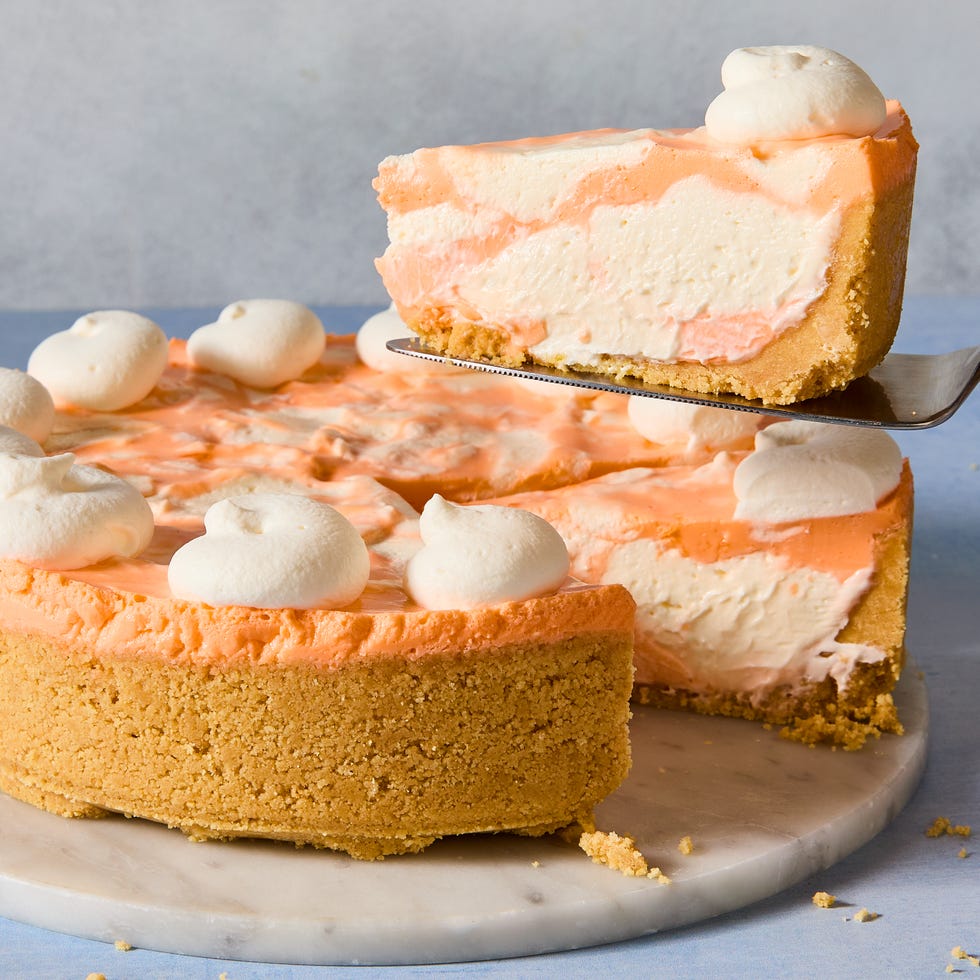 Pas de gâteau au fromage à la crème de cuisson Pas de gâteau au fromage à la crème de cuisson avec une cuillerée de crème fouettée et une croûte de cracker Graham