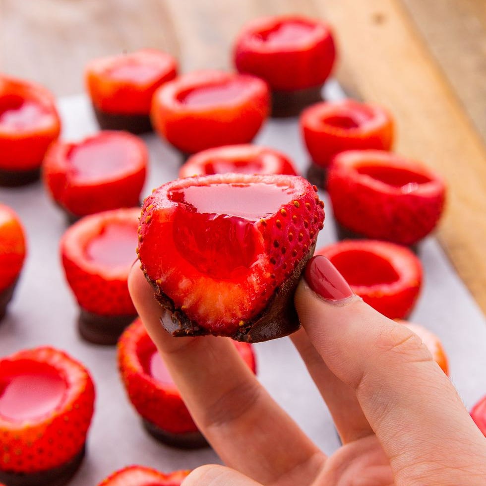 CHACPORTS COLOCHER Plans en jello de fraise recouvert de chocolat