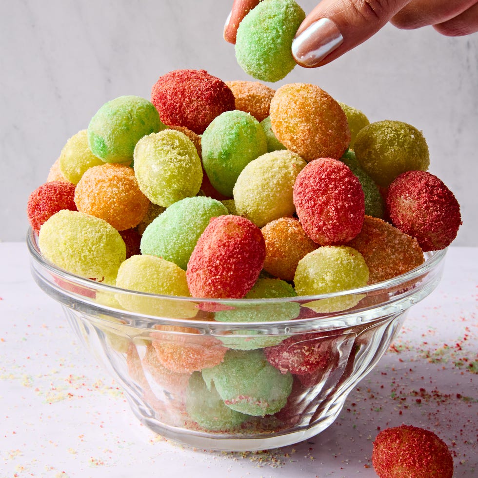 Raisins aigres Patch aigre rouge, jaune et vert et vert sur un fond rose clair