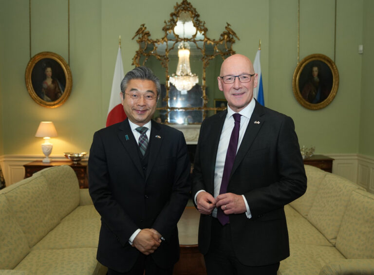 Bouteille du whisky Glover présenté à l'ambassadeur du Japon au Royaume-Uni
