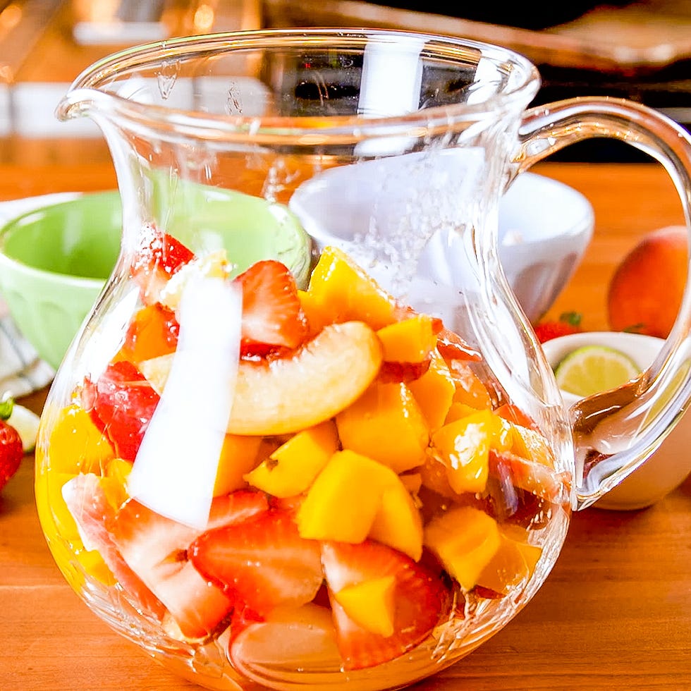 Fruit dans un pichet en verre Fruit dans un pichet en verre