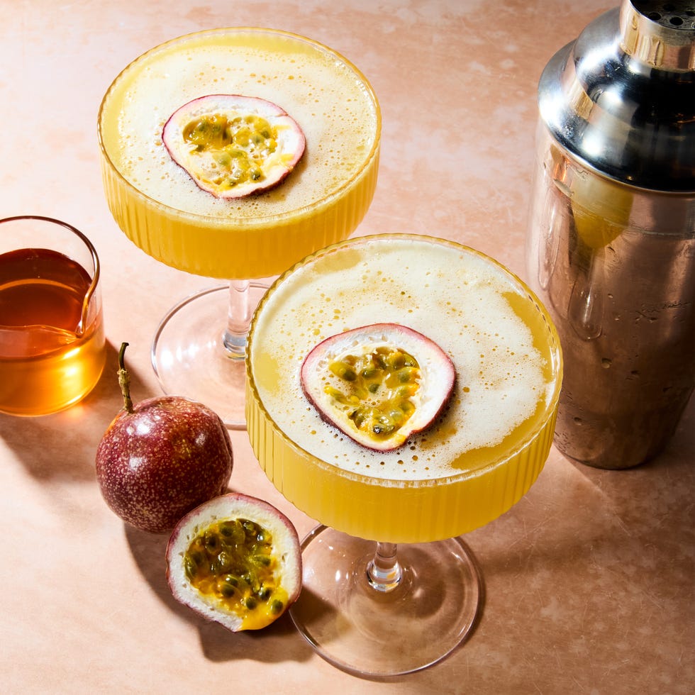 Étoile du porno simulé Piscionfruit Mocktail garni de la moitié des fruits de la passion