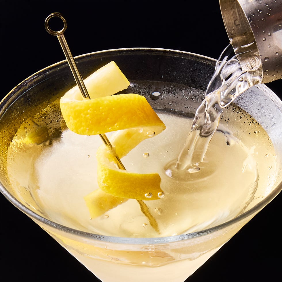 Vesper Martini Ordre de boisson classique de James Bond avec Gin, Vodka. Lillet et une touche de citron