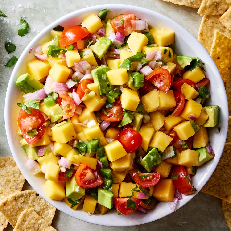 Salsa de mangue mangue hachée, tomates, avocat et jalapeno