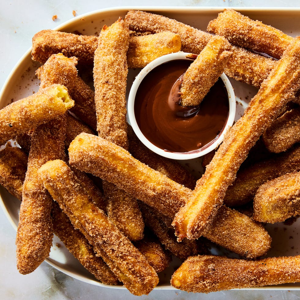 Churros churros sur un plateau avec sauce au chocolat