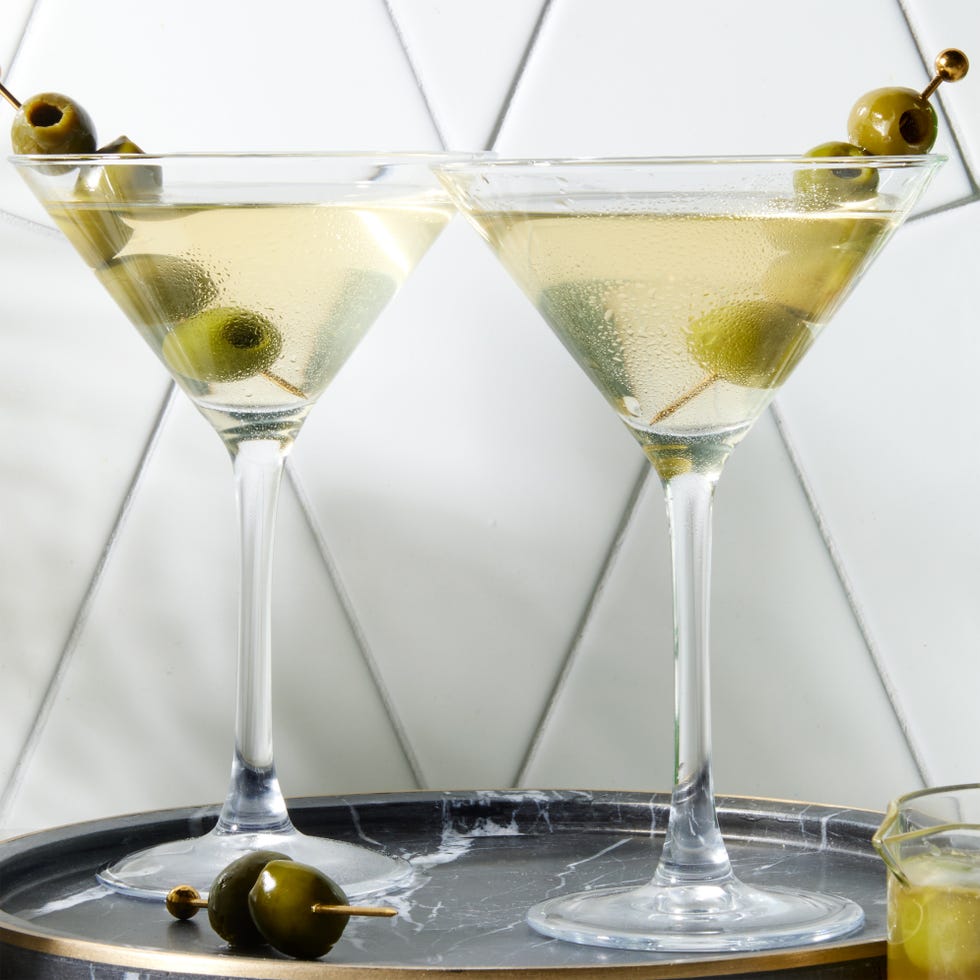 Martini sale classique Martini sale parfait avec gin réfrigéré, vermouth sec et saumure d'olive