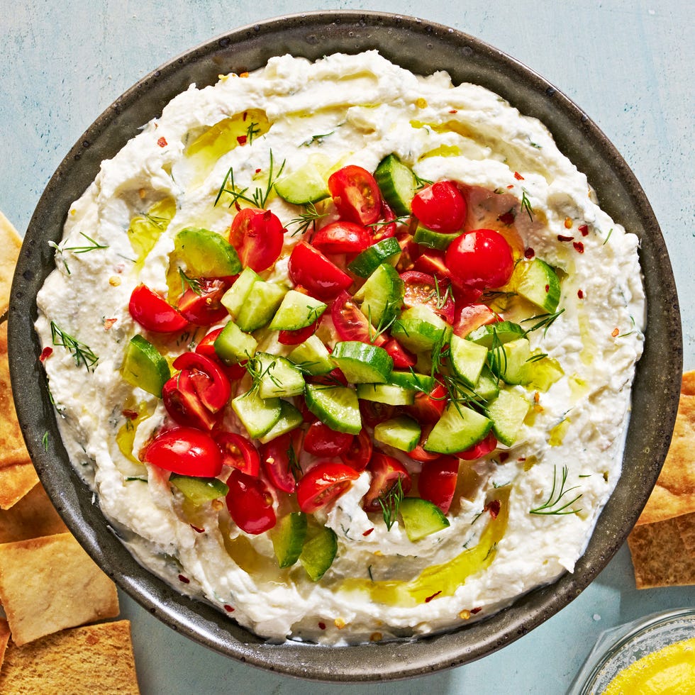 Dand de feta grecque Feta Dip surmonté de tomates et de concombre