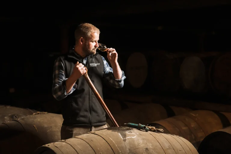 Bruichladdich annonce Adam Hannett comme le maître mélangeur officiel de la marque
