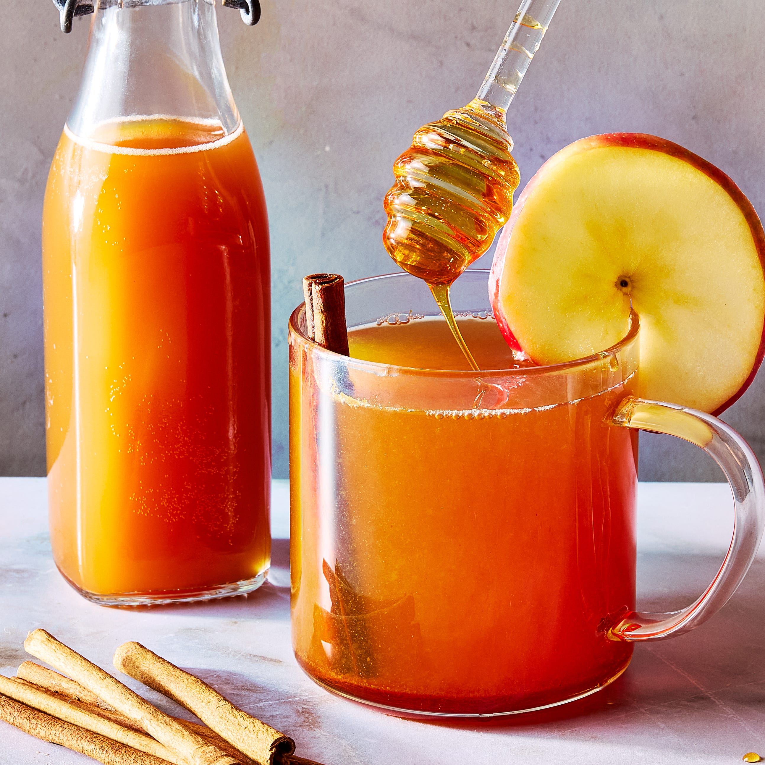 Cidre de pomme Toddy chaud avec une garniture de pomme et un bâton de cannelle