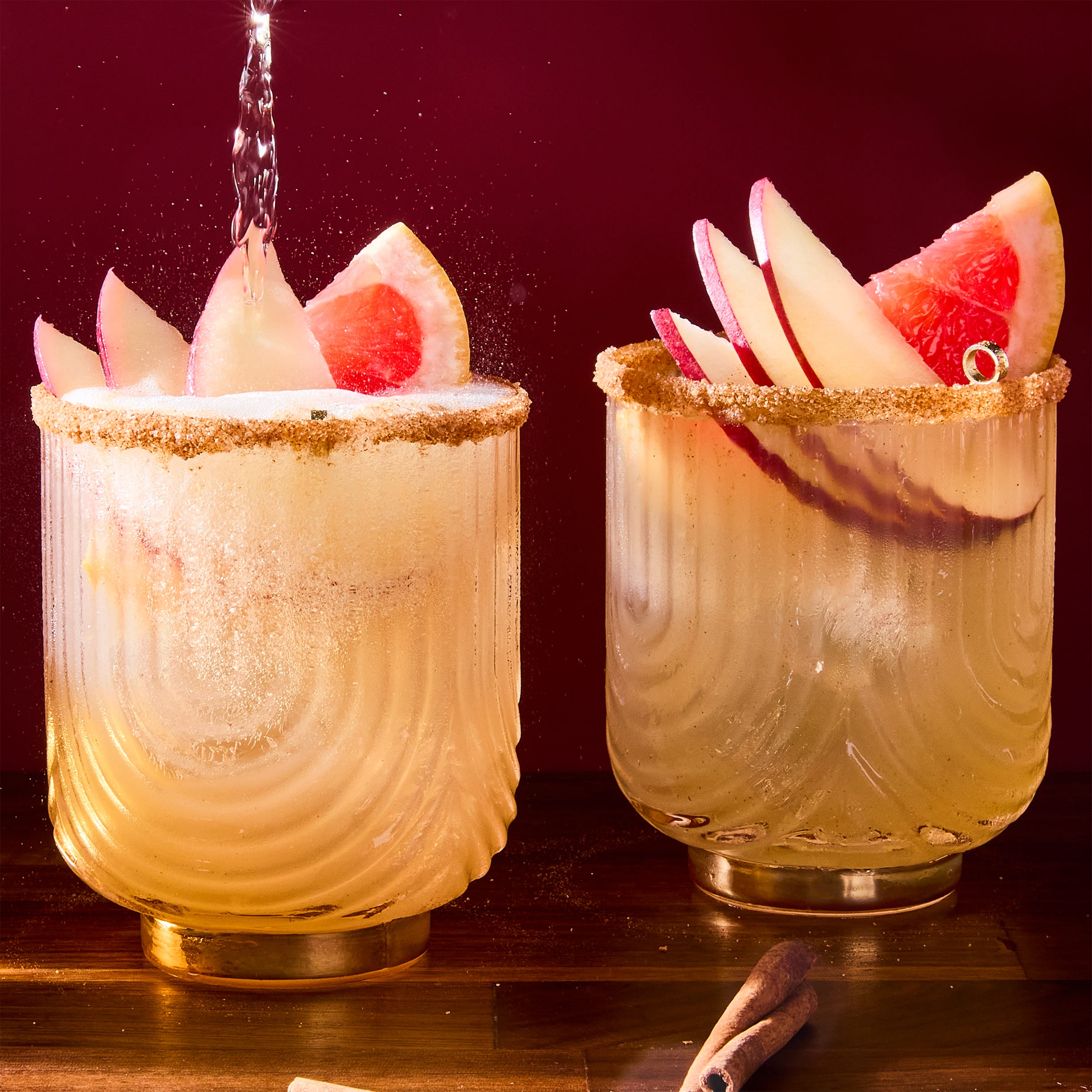 Pomme épicée paloma - 2025 boisson de l'automne Cocktail de pomme épicée Paloma garni de tranches de pommes et d'un coin de pamplemousse