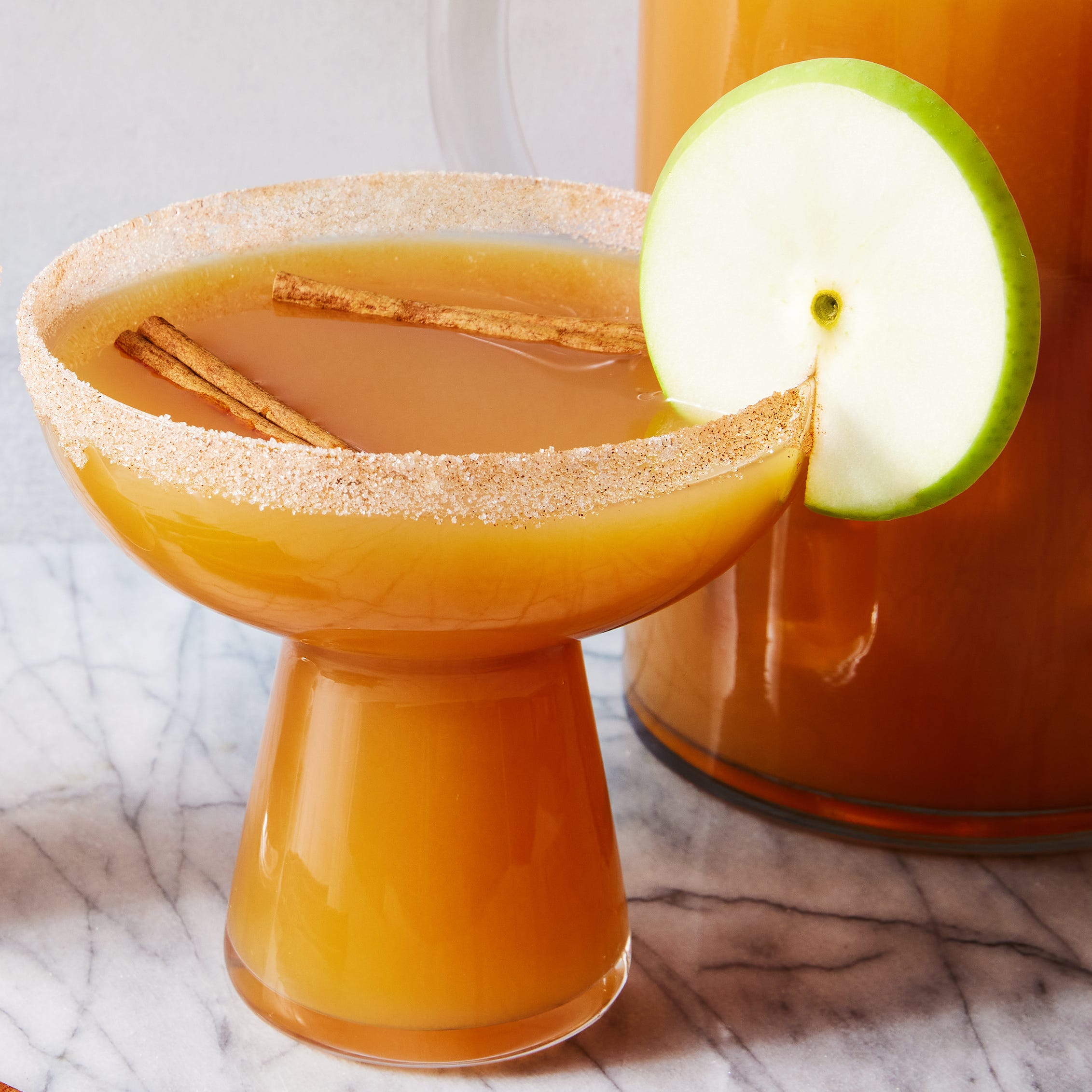 Margaritas au cidre de pomme margaritas au cidre de pomme avec une garniture de tranche de pomme