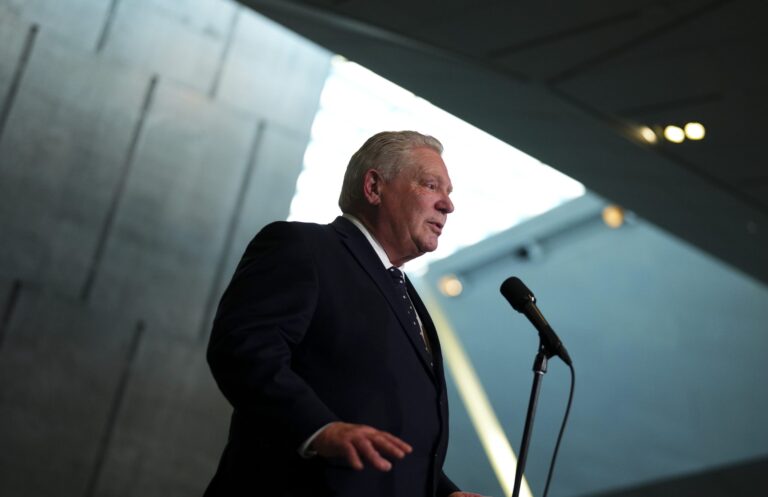 Doug Ford fait une protestation éclaboussante contre le whisky royal de la Crown
