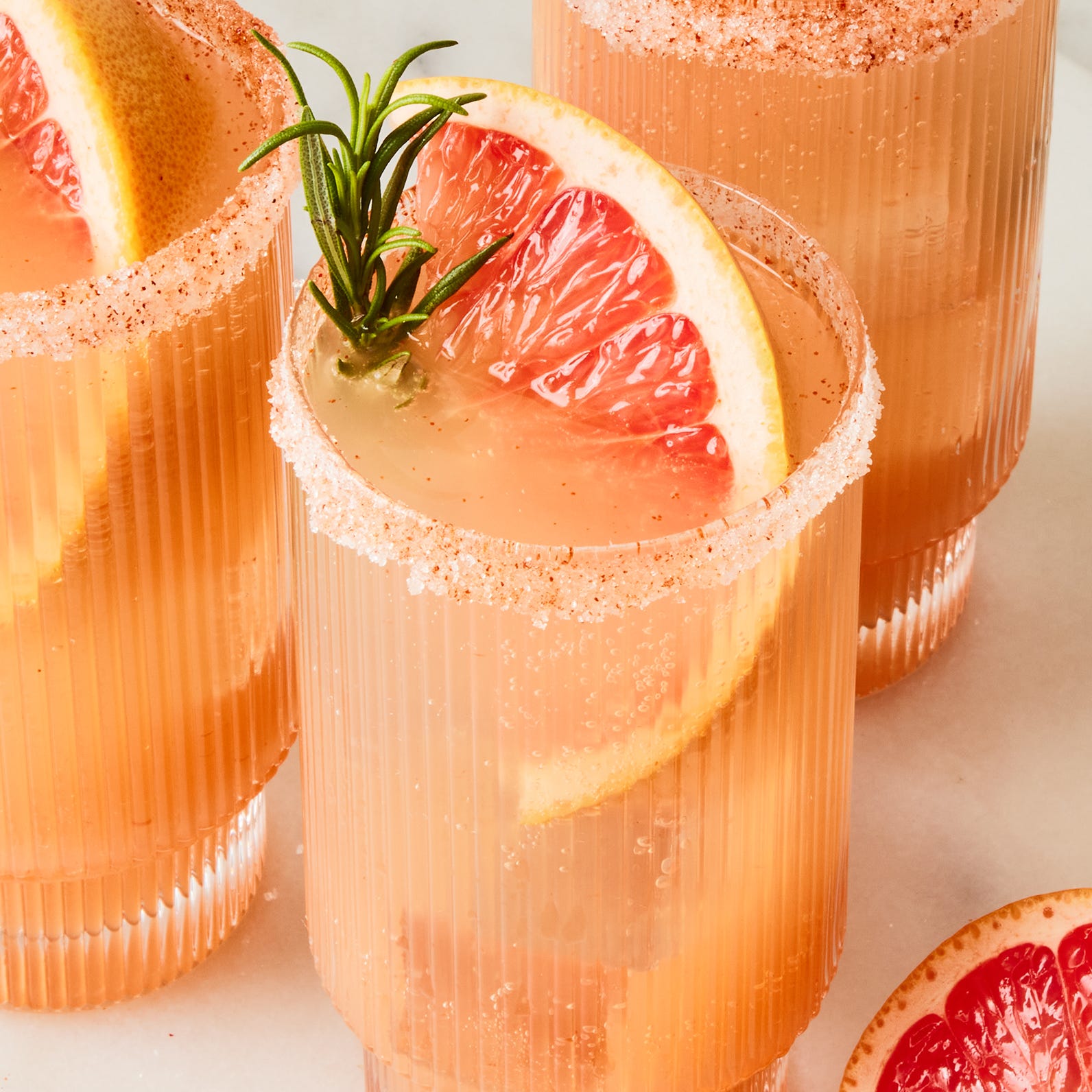 Spritz sans alcool au pamplemousse et au romarin spritz de cocktail sans alcool au pamplemousse et au romarin garni de tranches de pamplemousse et de brins de romarin