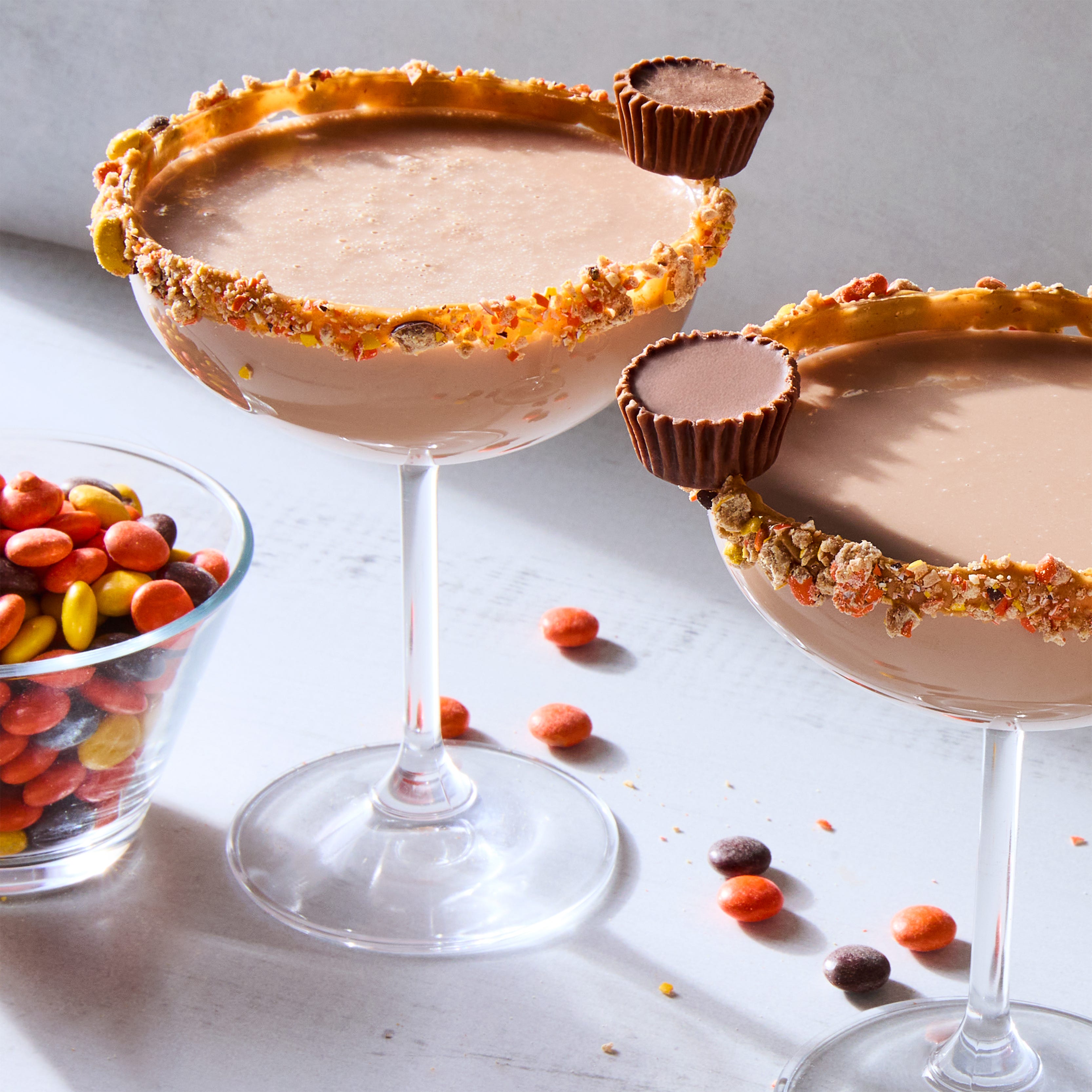 Coupes ivres au beurre de cacahuète cocktail crémeux avec une garniture de coupe au beurre de cacahuète