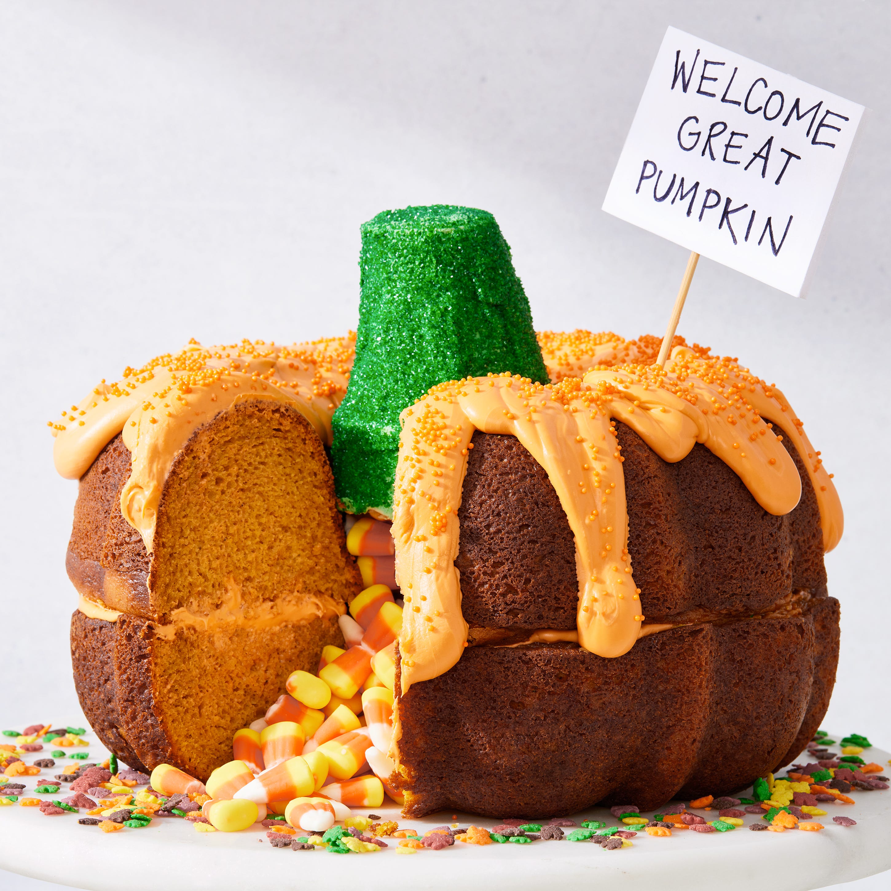 C'est le grand Bundt-kin, Charlie Brown deux gâteaux à la citrouille empilés les uns sur les autres, remplis de maïs sucré et décorés pour ressembler à une citrouille