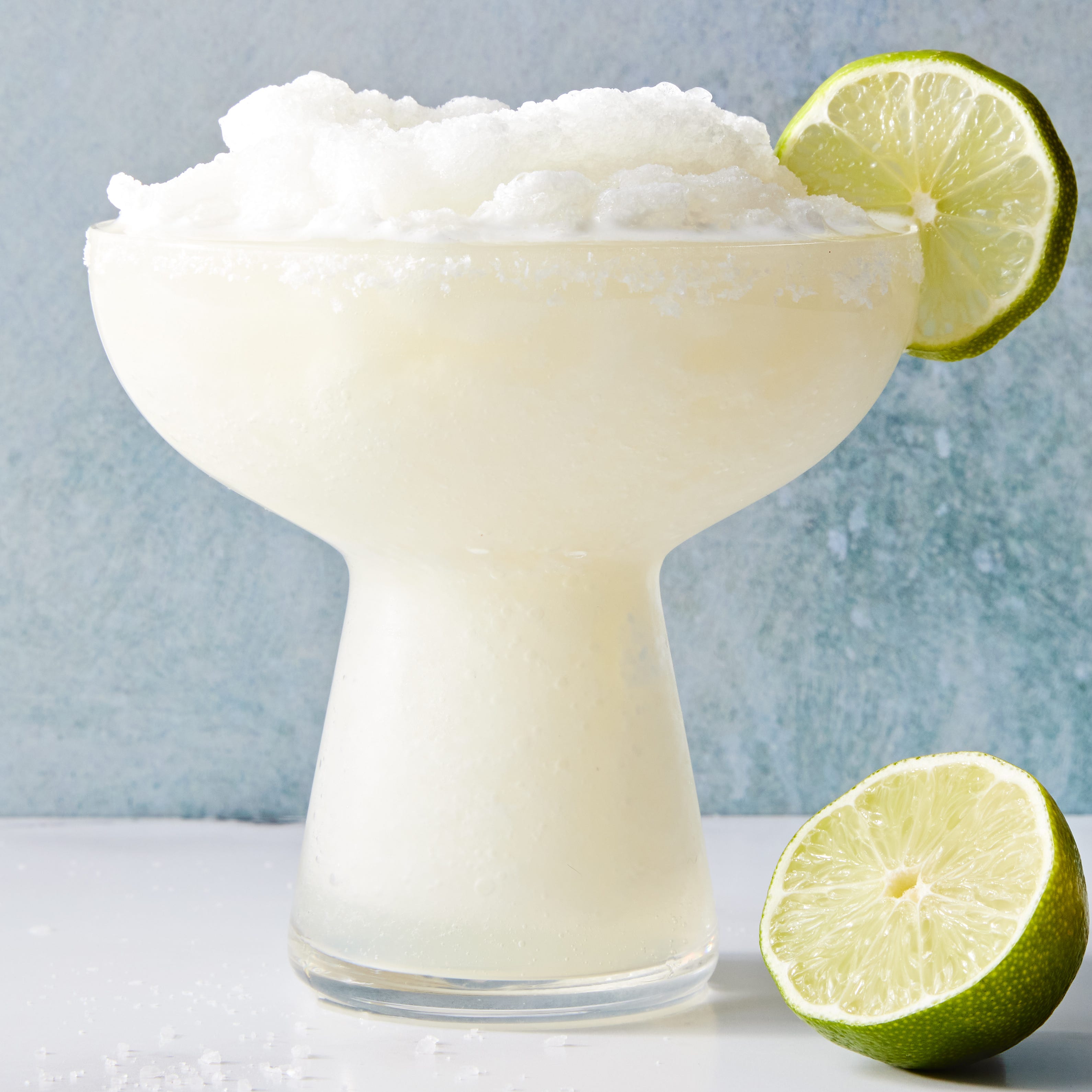 Margarita glacée margarita glacée avec bord de sel et quartier de citron vert