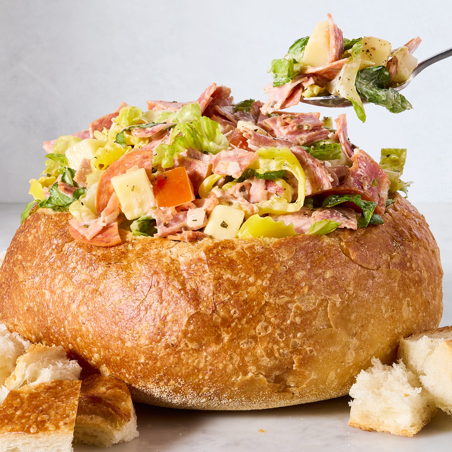 Trempette Hoagie salami, pepperoni, laitue et pepperoncini dans un bol à pain