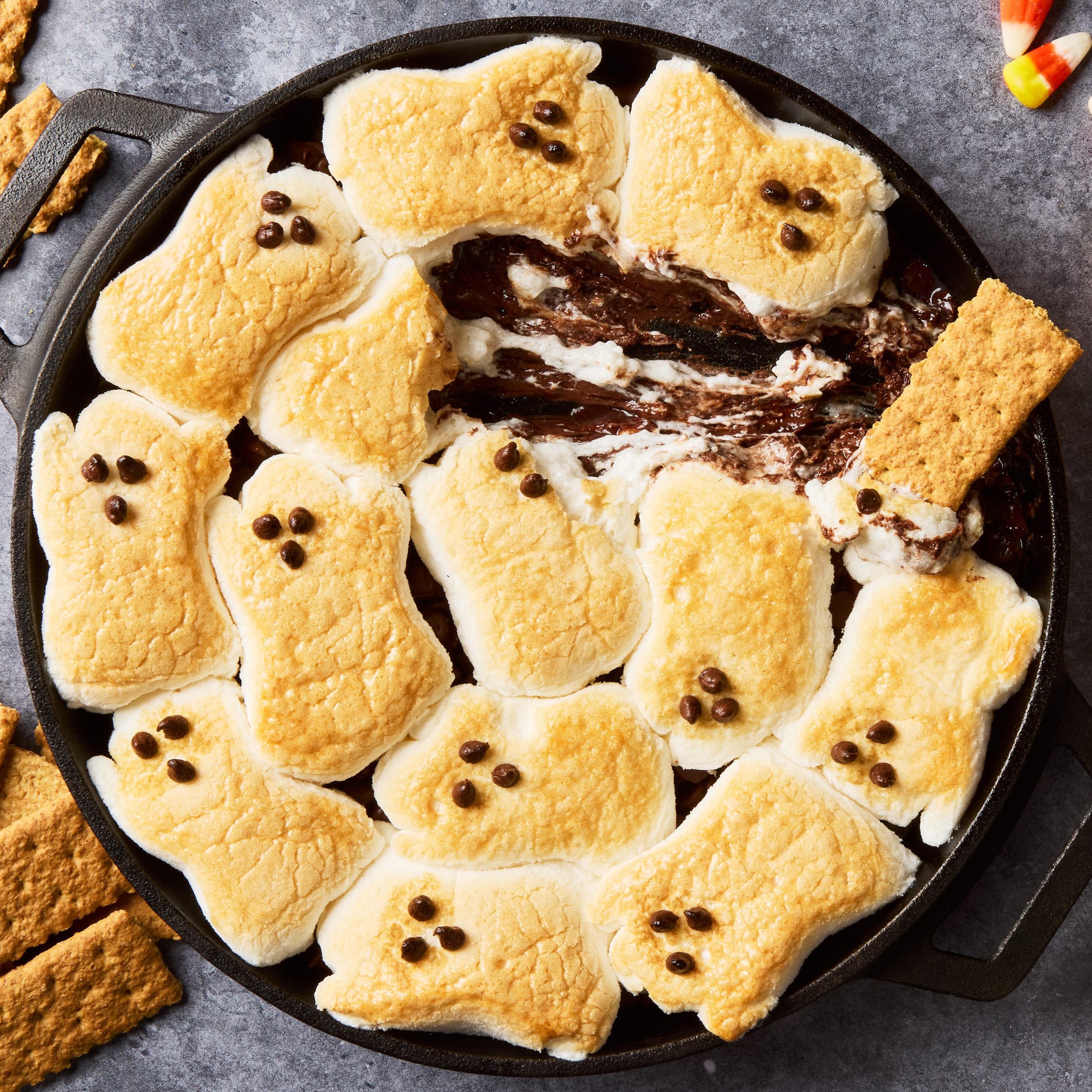 Trempette Ghost S'mores Trempette S'mores avec des guimauves fantômes sur le dessus, servie avec des biscuits Graham
