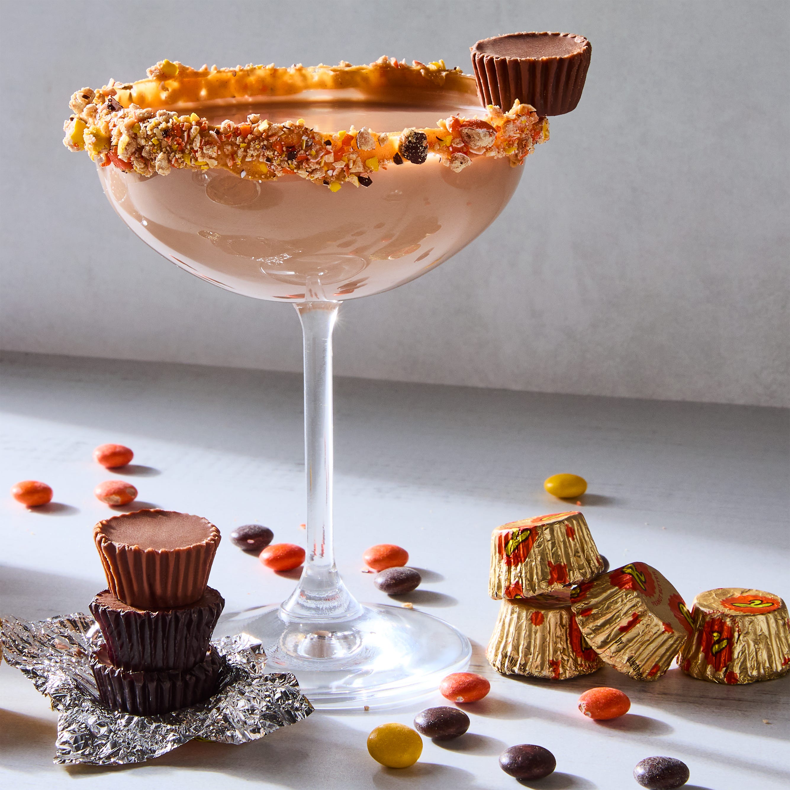 Coupes ivres au beurre de cacahuète cocktail crémeux avec une garniture de coupe au beurre de cacahuète