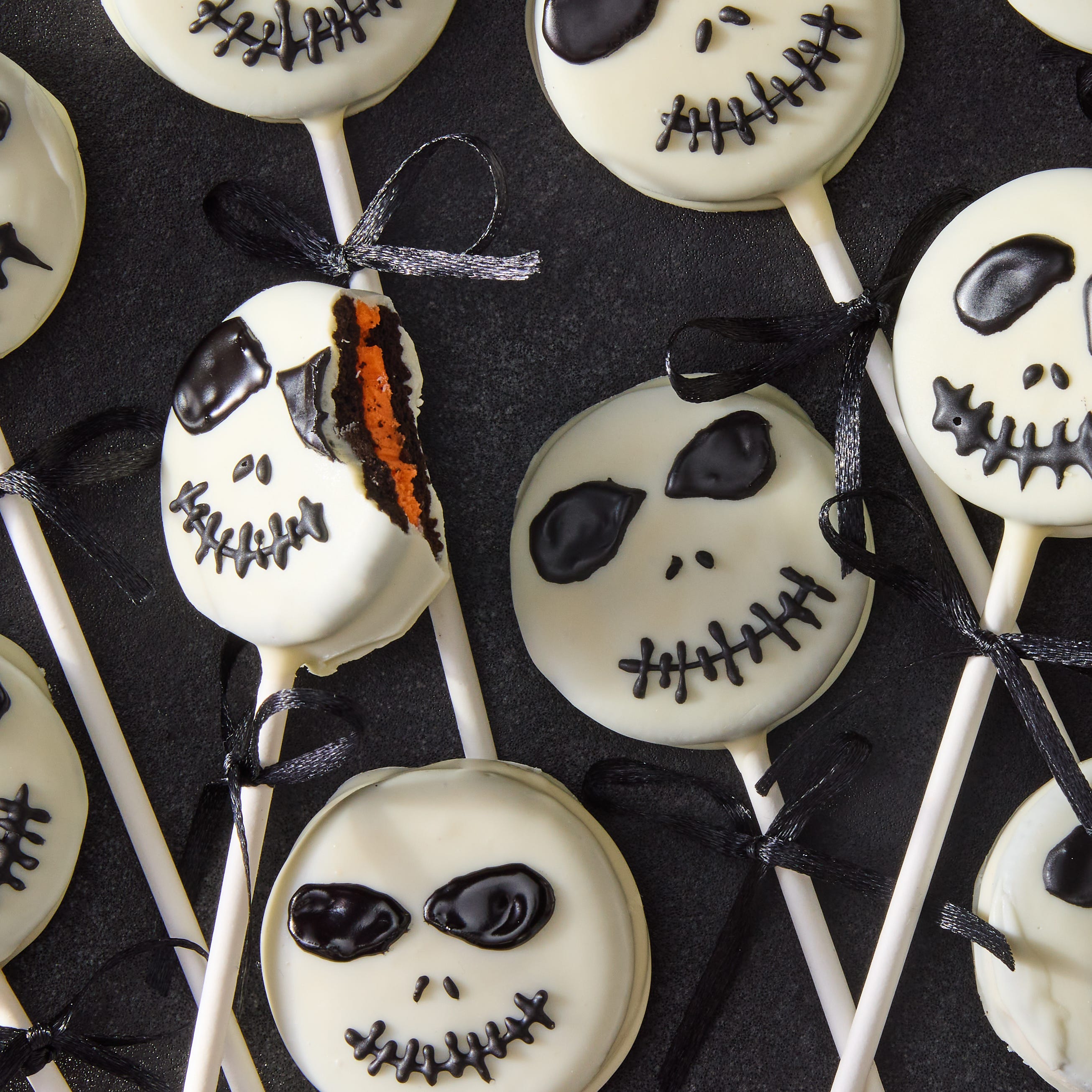 Jack Skellington Oreo Pops Oreo pops enrobés de chocolat blanc décorés en forme de Jack Skellington avec glaçage