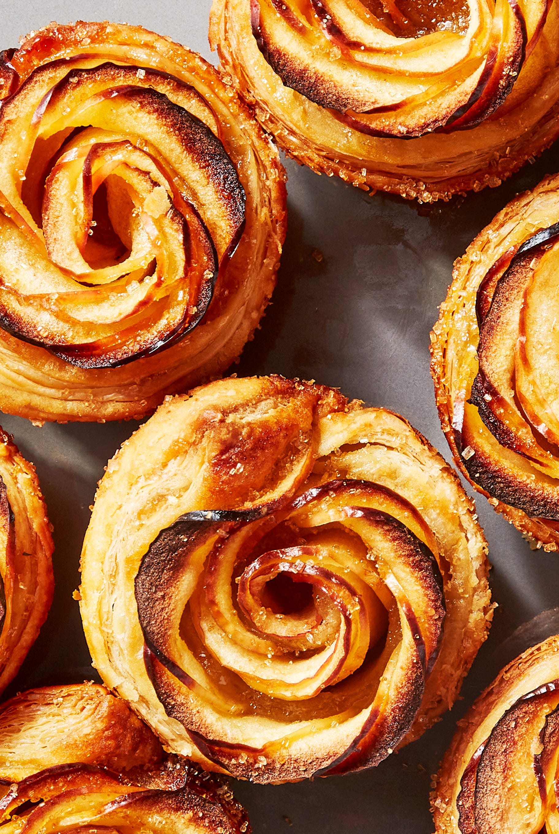 pommes et pâte feuilletée en forme de roses