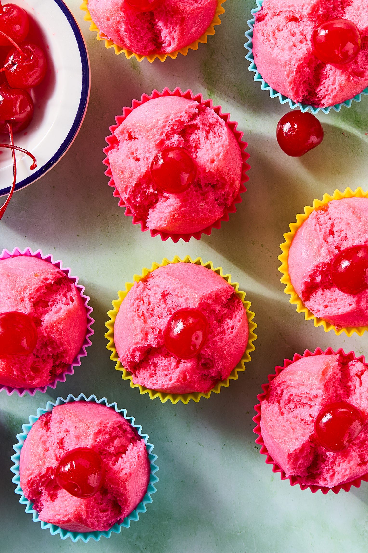 Cupcakes fleuris cuits à la vapeur cupcakes roses en fleurs garnis de cerises au marasquin