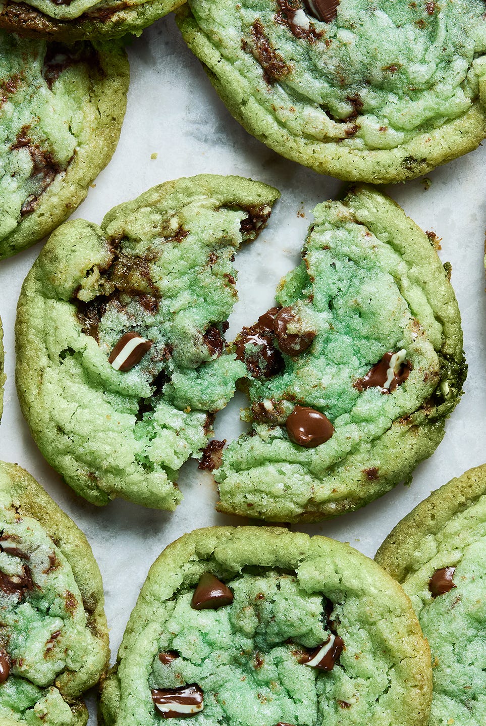 biscuits de couleur verte aux pépites de chocolat