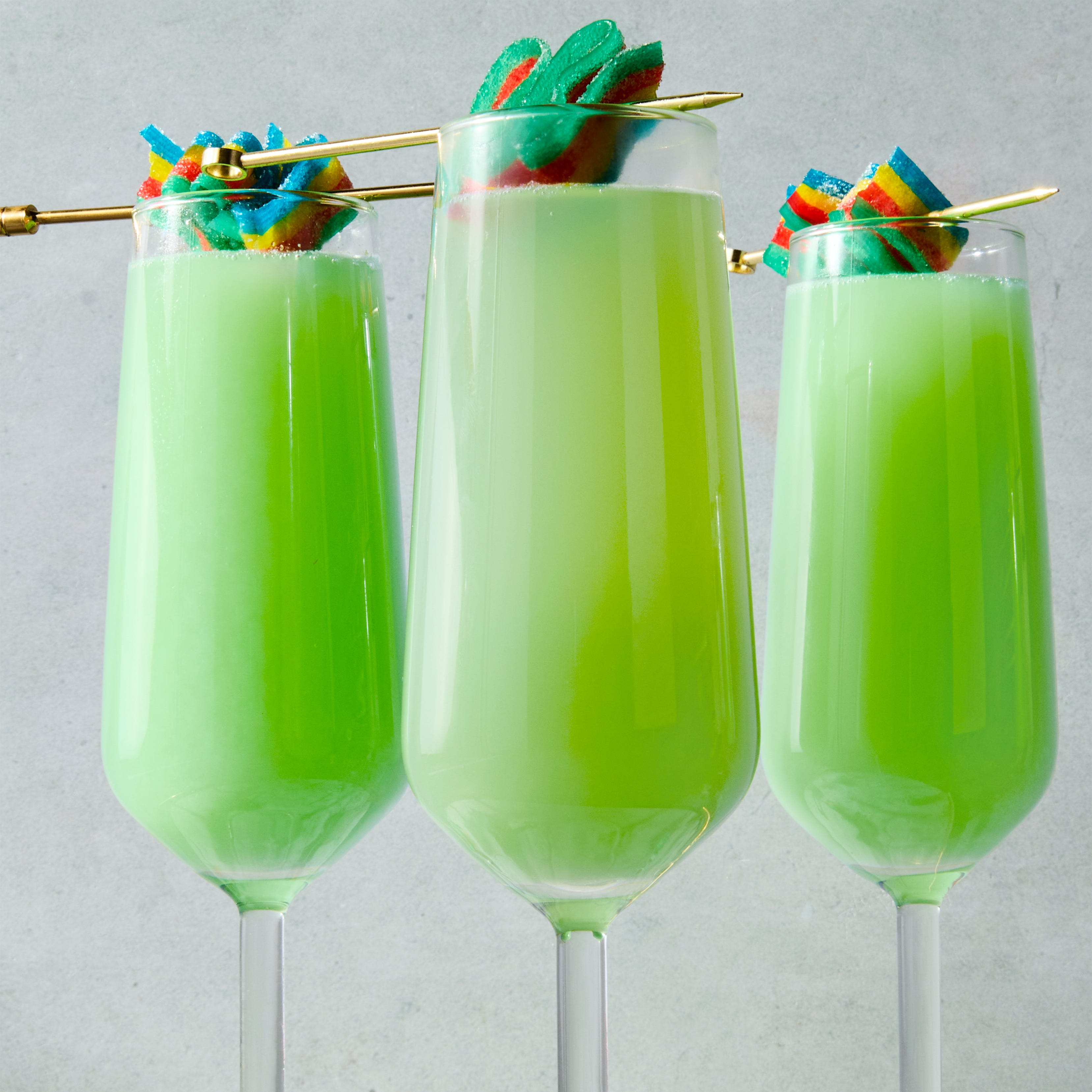 Mimosas verts mimosas verts avec une garniture de bonbons acidulés