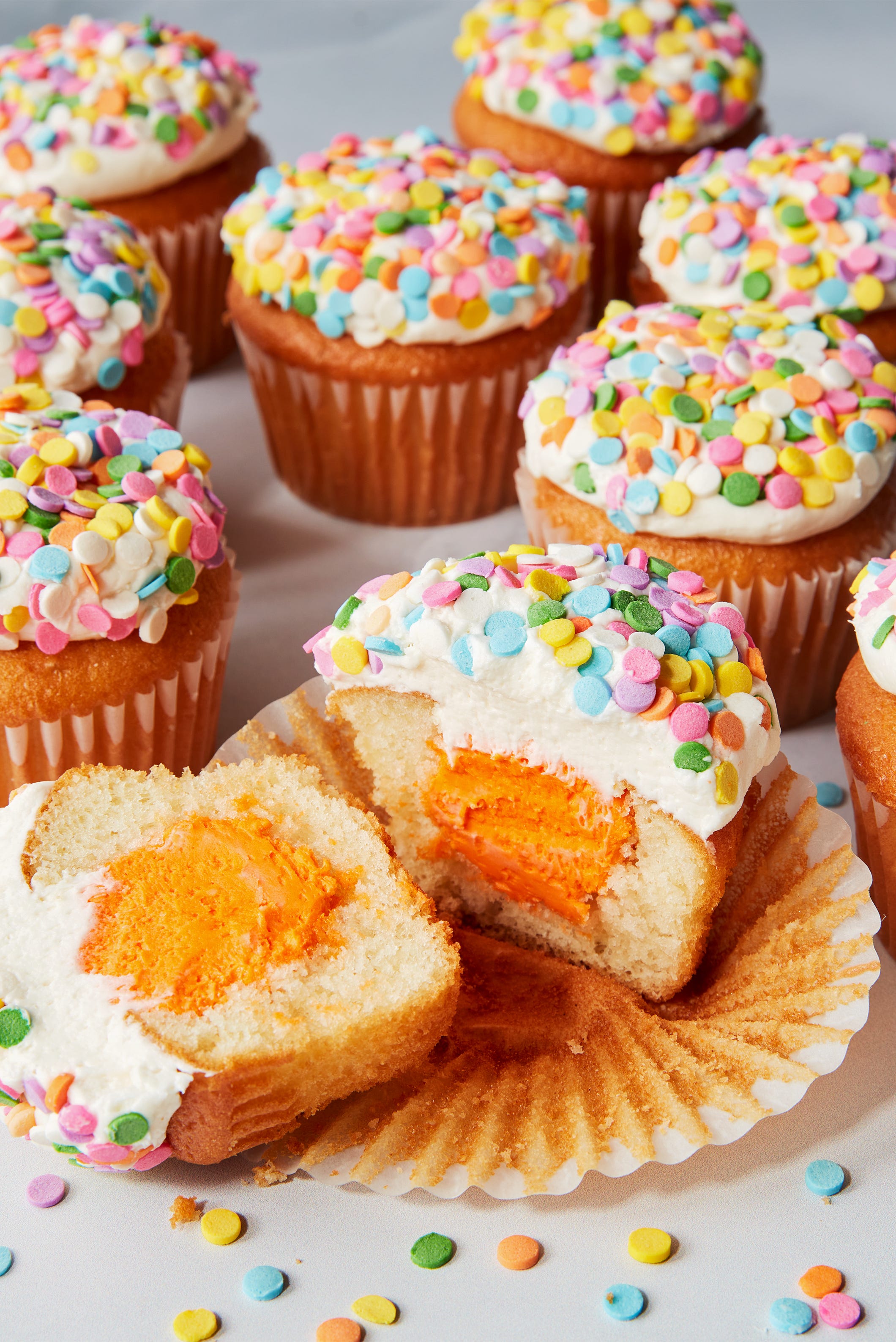 cupcakes à la vanille avec une garniture colorée et des pépites