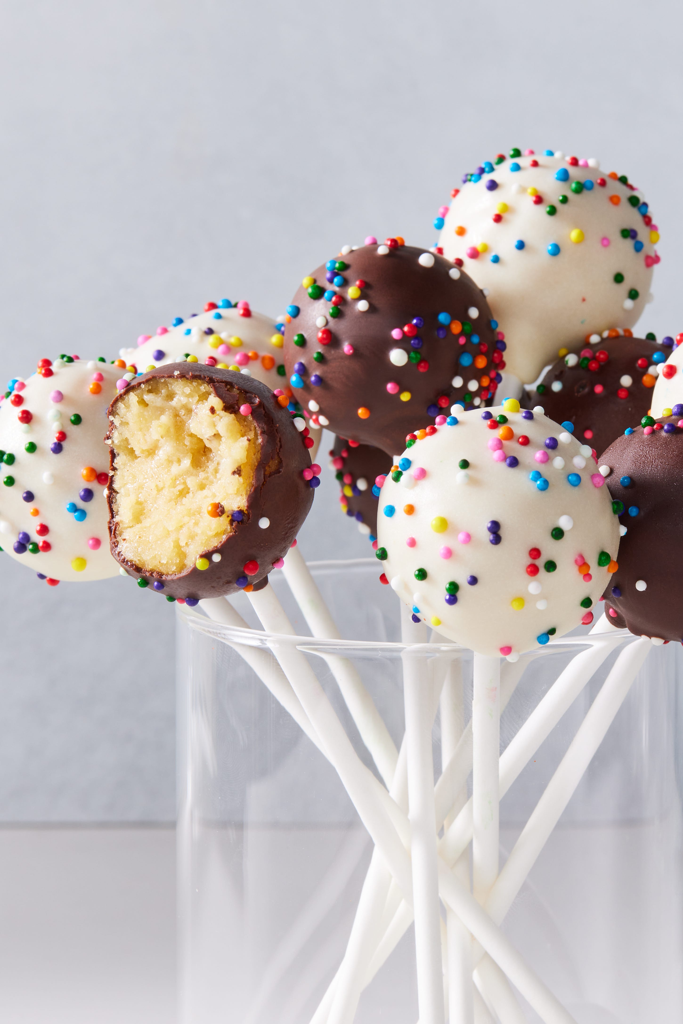 Gâteaux Sucettes cake pops recouverts de glaçage au chocolat et au chocolat blanc et pépites