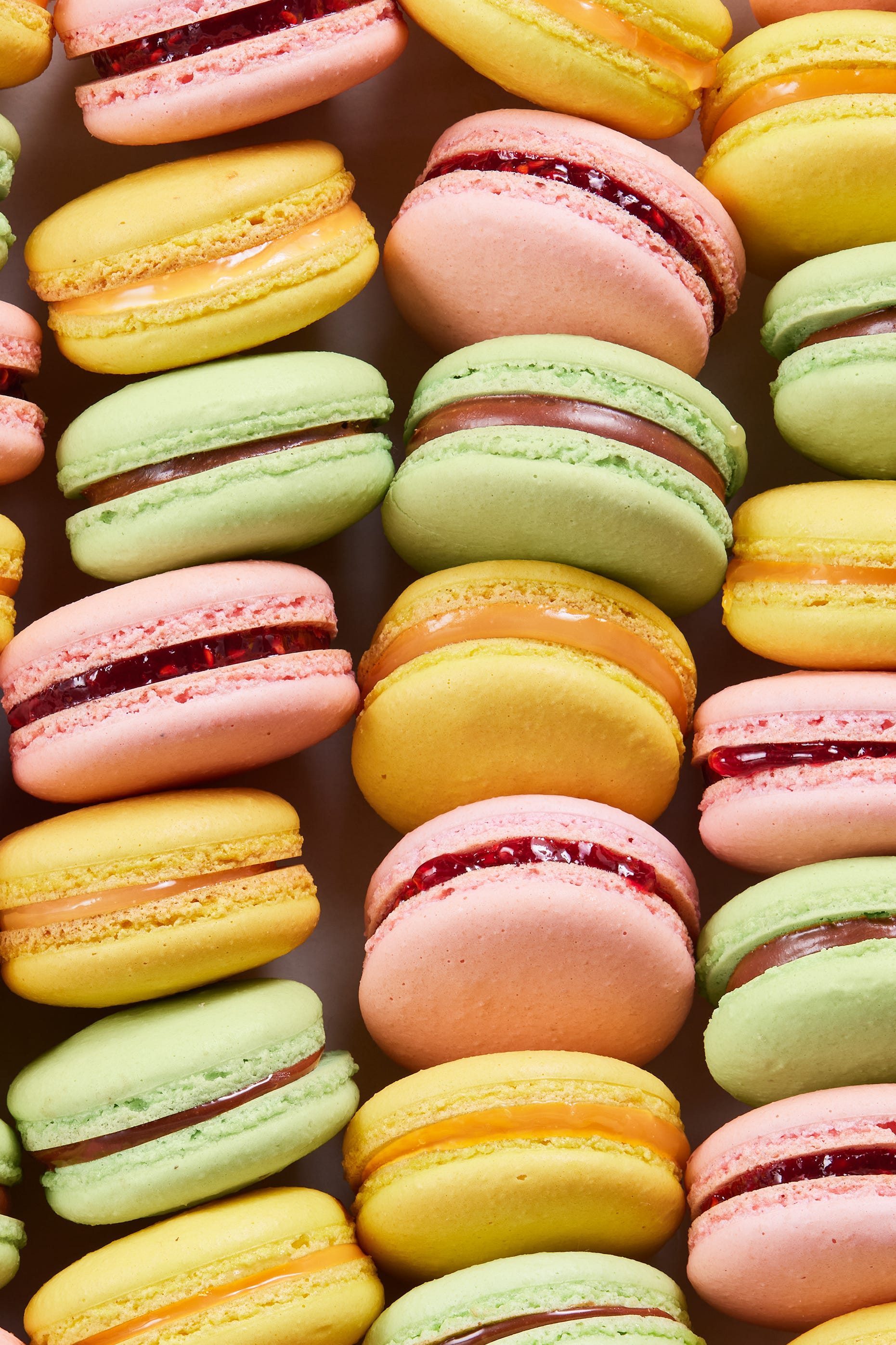 Macarons macarons roses, jaunes et verts alignés ensemble