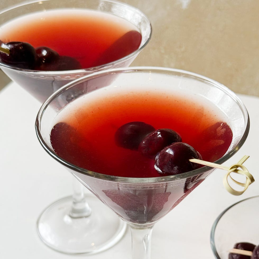 cocktails aux cerises garnis dans des verres élégants cocktails aux cerises garnis dans des verres élégants