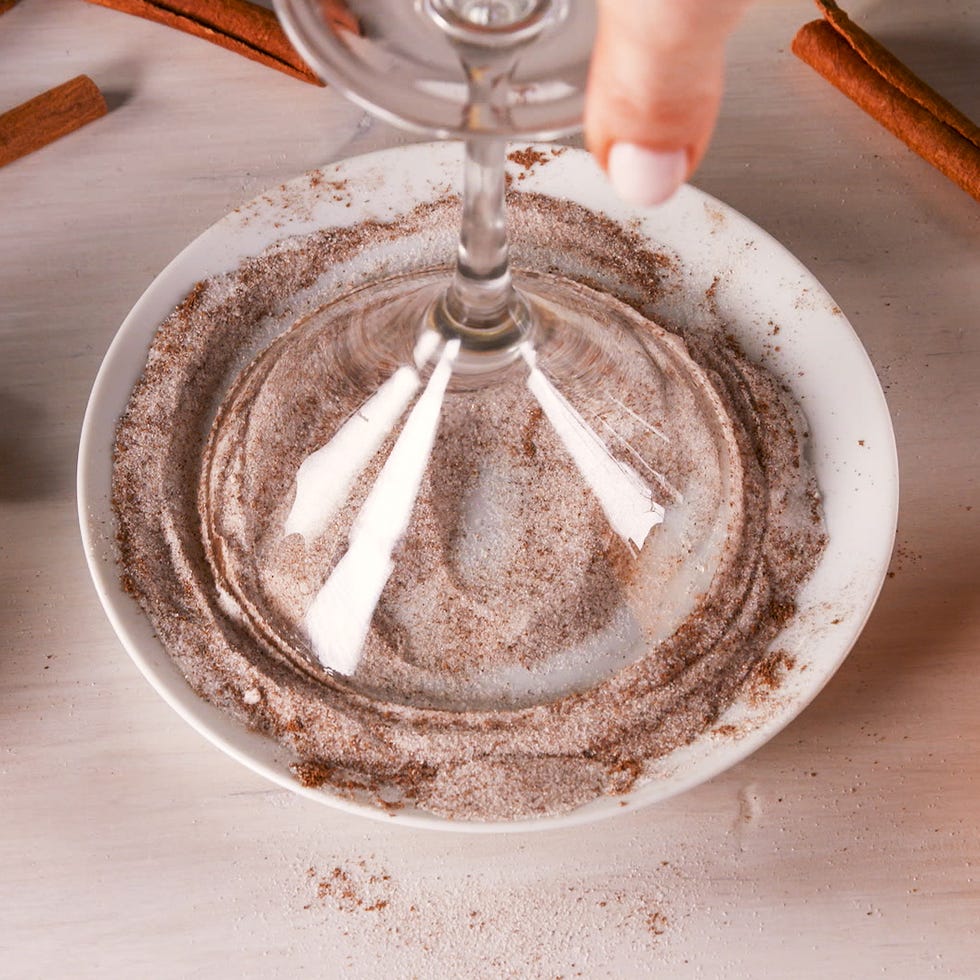 verre à martini trempé dans un mélange de sucre et d'épices verre à martini trempé dans un mélange de sucre et d'épices
