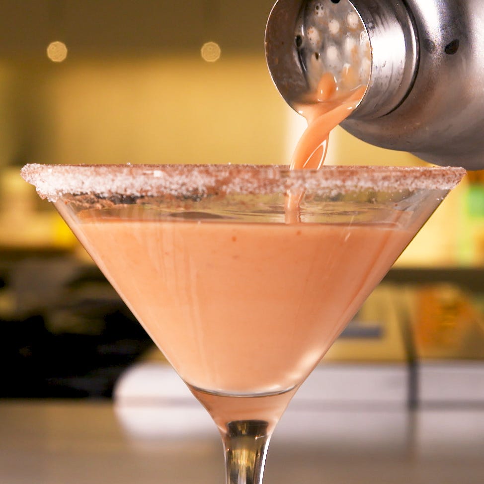 shaker à martini versant du liquide dans un verre shaker à martini versant du liquide dans un verre