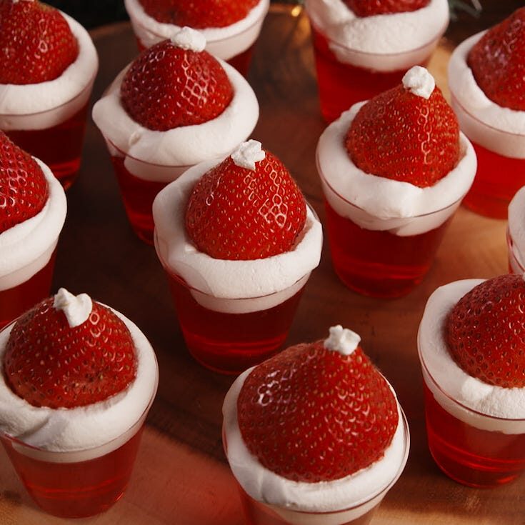 Shots Jell-O au chapeau de Père Noël - Delish.com 1512771590-delish-santa-hat-jello-shots-pinterest-still003-7854313