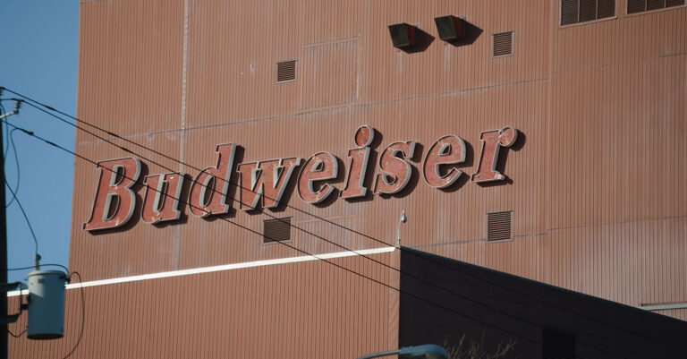 Anheuser-Busch annonce la fermeture de deux brasseries et la vente d'une autre

