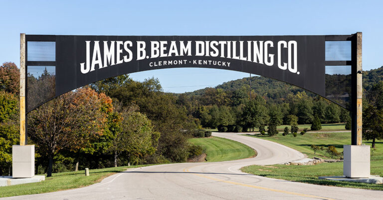 Jim Beam arrêtera les opérations de la distillerie principale du Kentucky en 2026

