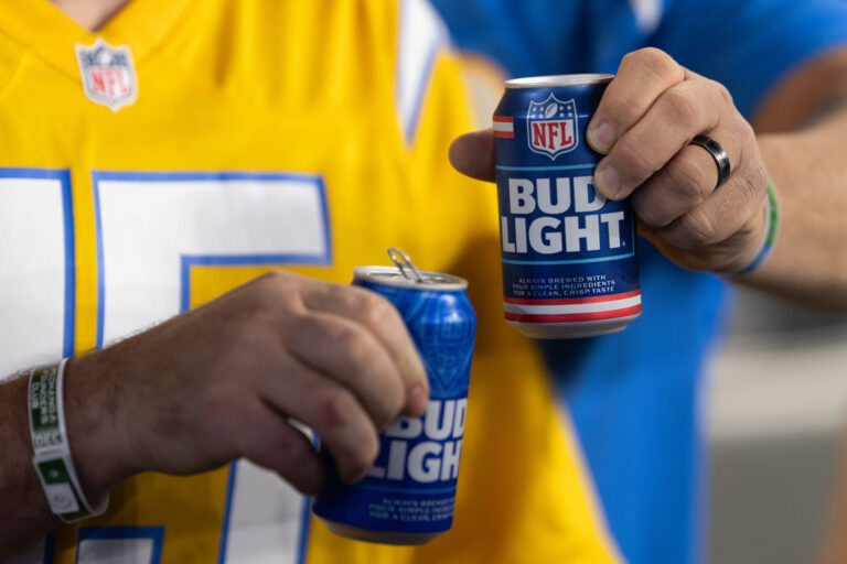 Quel parti politique boit plus d’alcool ? Réponses à un sondage
