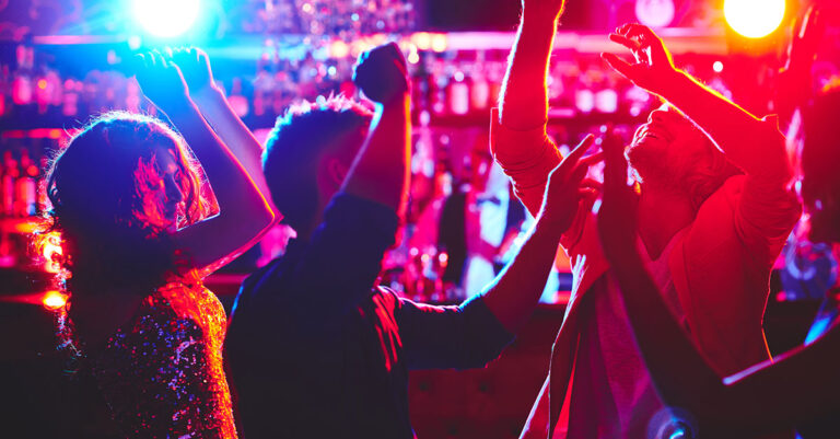 Un nouveau rapport révèle la musique la plus jouée sur les jukebox des bars cette année

