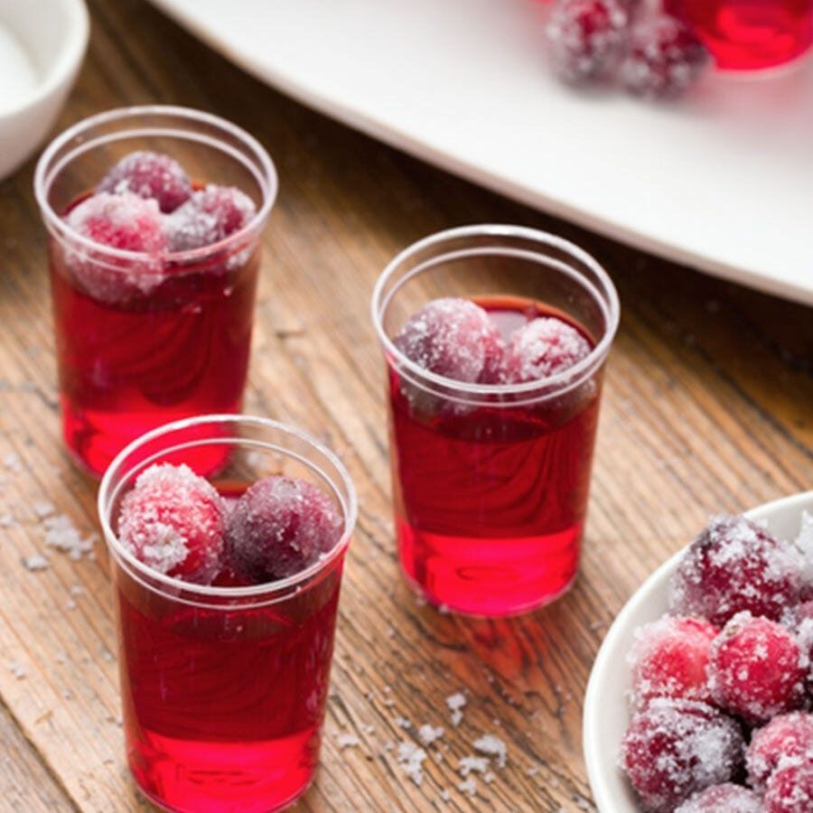 Shots de gelée de canneberges delish-cranberry-jello-shots-pin-1666640487-6565111