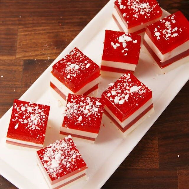 Shots Jell-O à la canne en sucre gallery-1513294446-delish-mini-candy-cane-jello-shots-pinterest-still003-1666977449-5697926