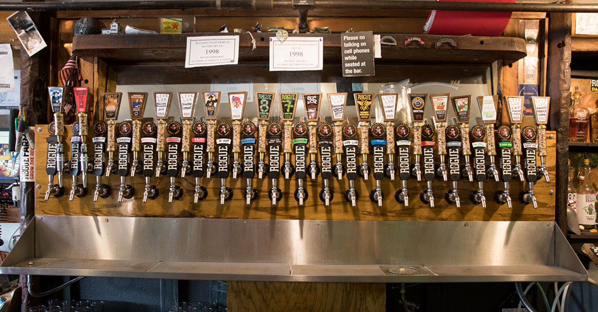 Un ancien employé de Rogue poursuit Oregon Brewing à la suite de licenciements massifs