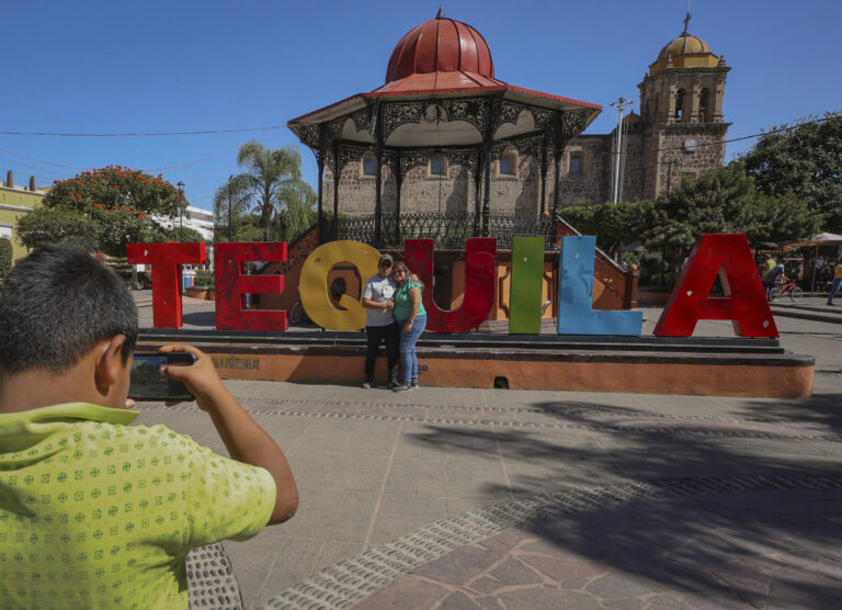 Un maire mexicain arrêté dans le cadre de la répression d'un prétendu plan d'extorsion de tequila d'un cartel de plusieurs millions de dollars
